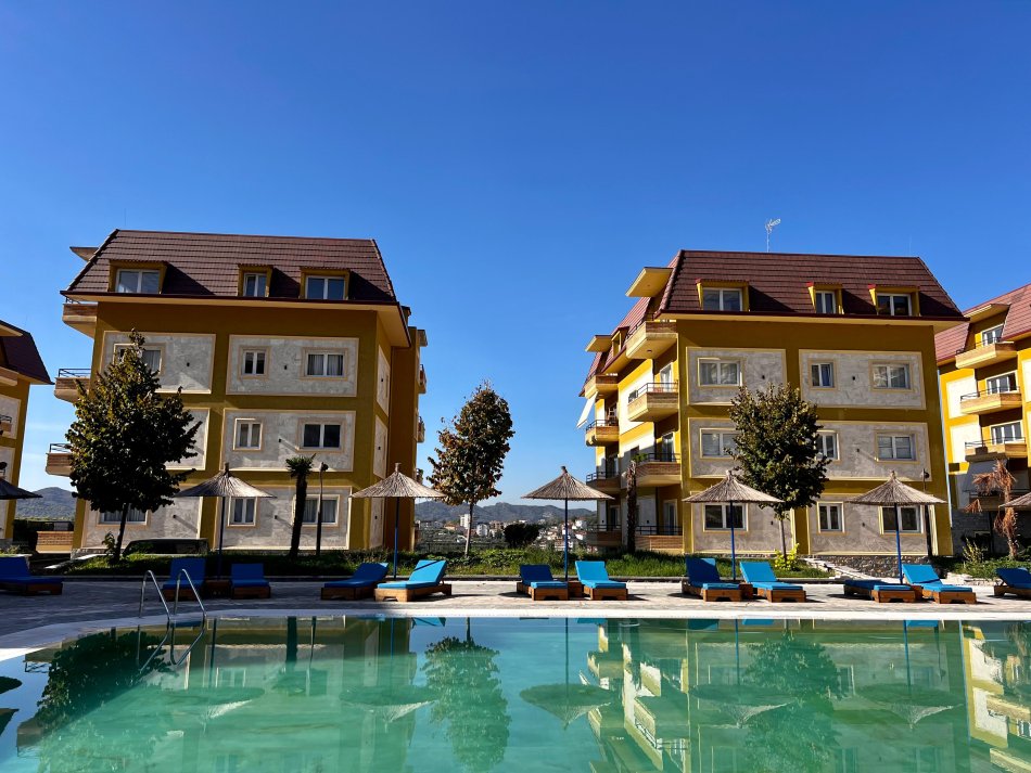 Tirane, jepet me qera apartament 2+1+Ballkon Kati 2, 116 m² 950 € (Liqeni i Farkës)