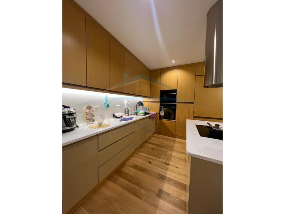Tirane, shitet apartament 3+1+Aneks+Ballkon Kati 10, 199 m² 350.000 € (Unaza e Re)