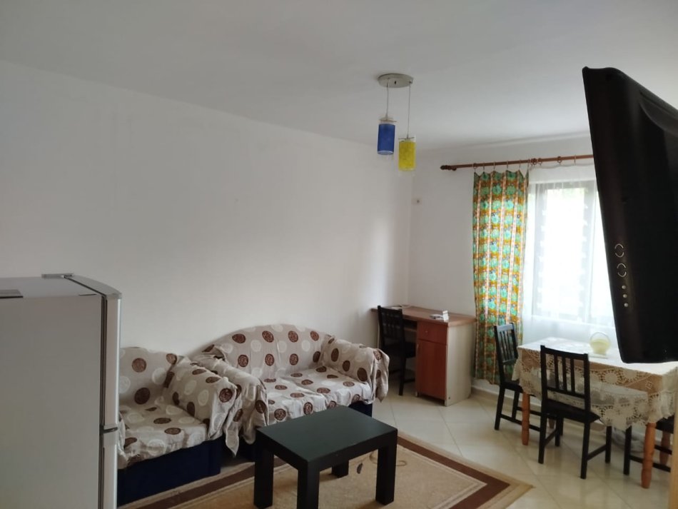 Tirane, jepet me qera apartament 1+1 Kati 3, 400 € (Tek Shkolla 1 Maj)