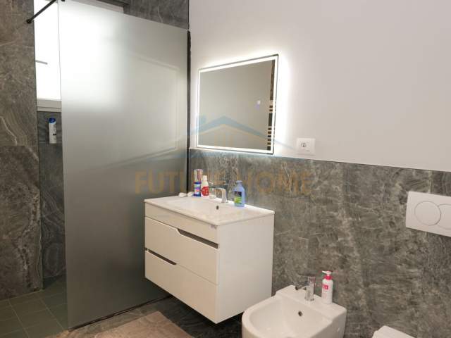 Tirane, shitet apartament 2+1 Kati 8, 115 m² 200.000 Euro (Rruga Fortuzi)