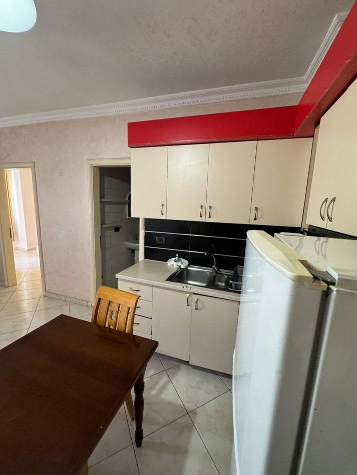 Tirane, jepet me qera apartament 1+1+Ballkon Kati 7, 60 m² 380 € (Astir , Vila L1 , rruga Loni Ligori prane pasticeri Nela 5)