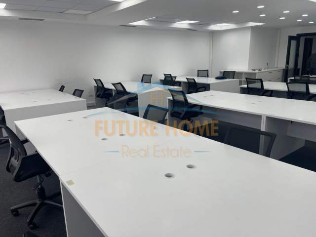 Tirane, jepet me qera ambjent biznesi Kati 10, 143 m² 2.145 Euro (Blloku)