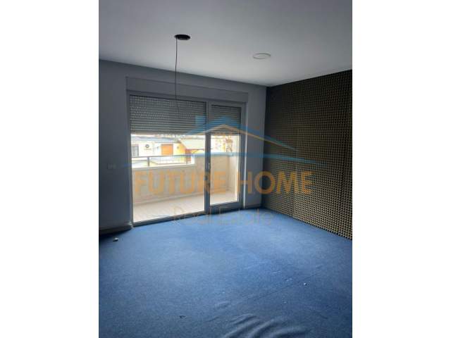 Tirane, jepet me qera zyre Kati 10, 260 m² 3.100 Euro (Blloku)