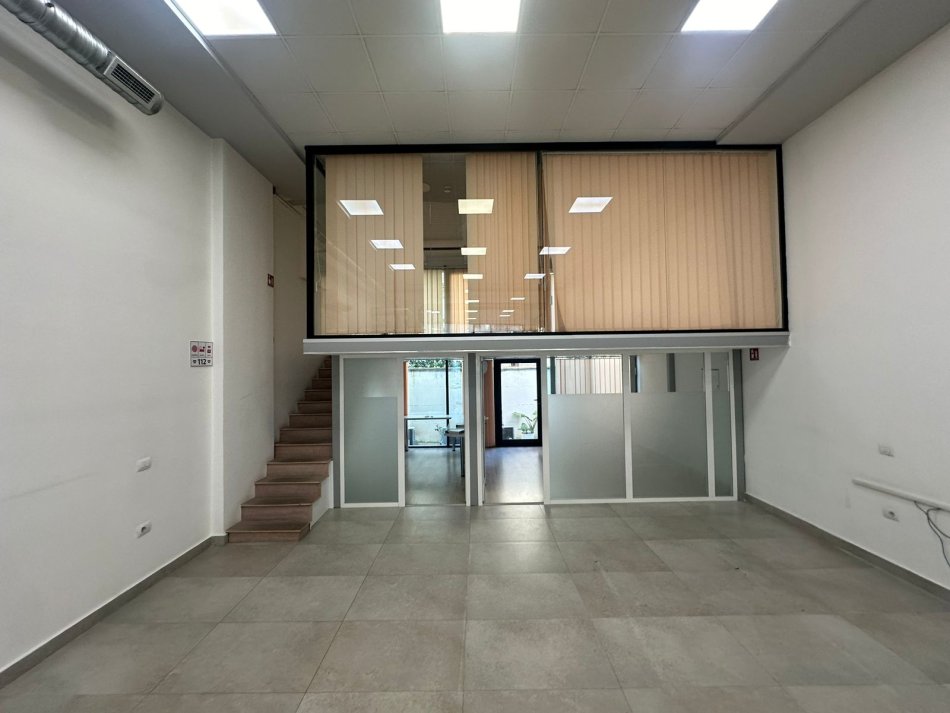 Tirane, jepet me qera ambjent biznesi Kati 0, 205 m² 3,000 € (Komuna Parisit)