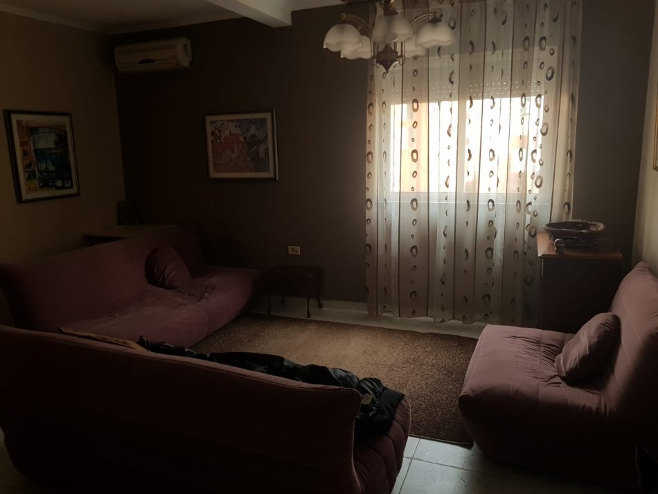 Tirane, jepet me qera apartament 2+1 Kati 4, 75 m² 449 € (Prane Prokurorise)