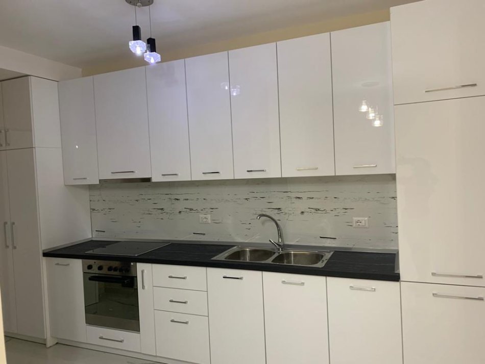Tirane, jepet me qera apartament 1+1+Ballkon Kati 3, 65 m² 500 € (21 dhjetori , prane hotel mondial)