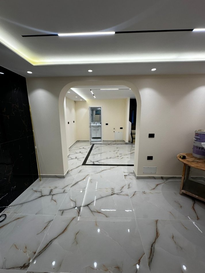 Shqiperi, jepet me qera ambjent biznesi Kati 1, 80 m² 1.000 € (RRUGA E ELBASANIT)