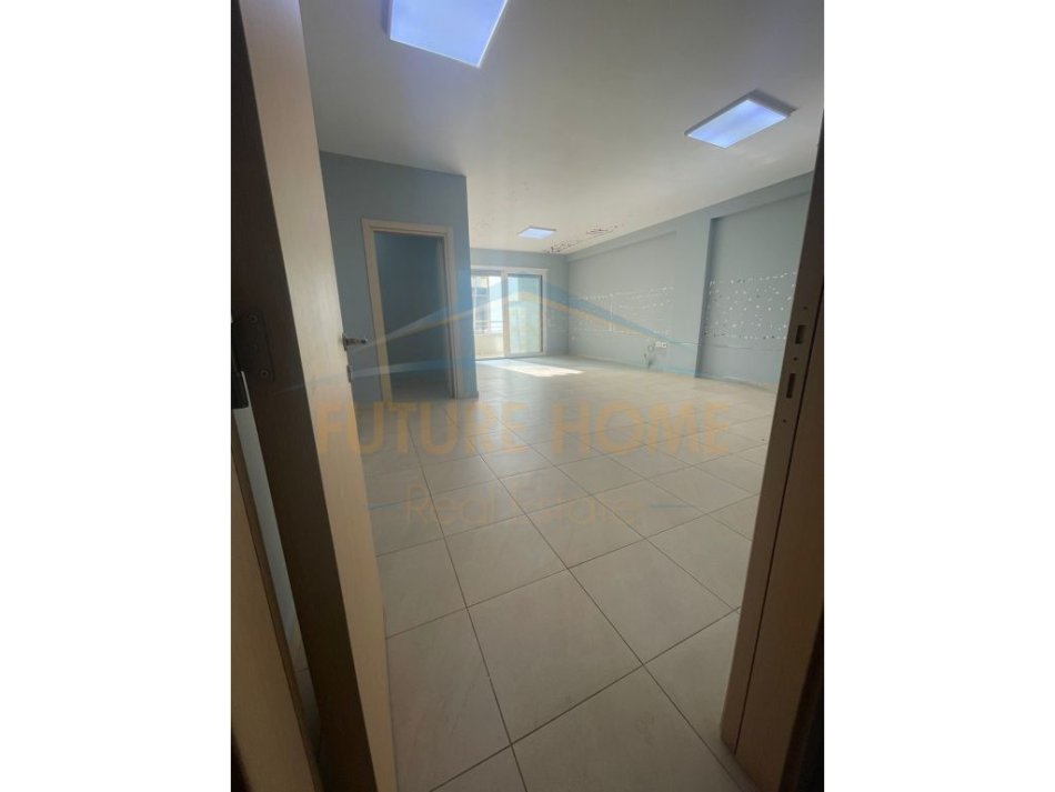 jepet me qera ambjent biznesi , 101 m² 400 € (Kinostudio)
