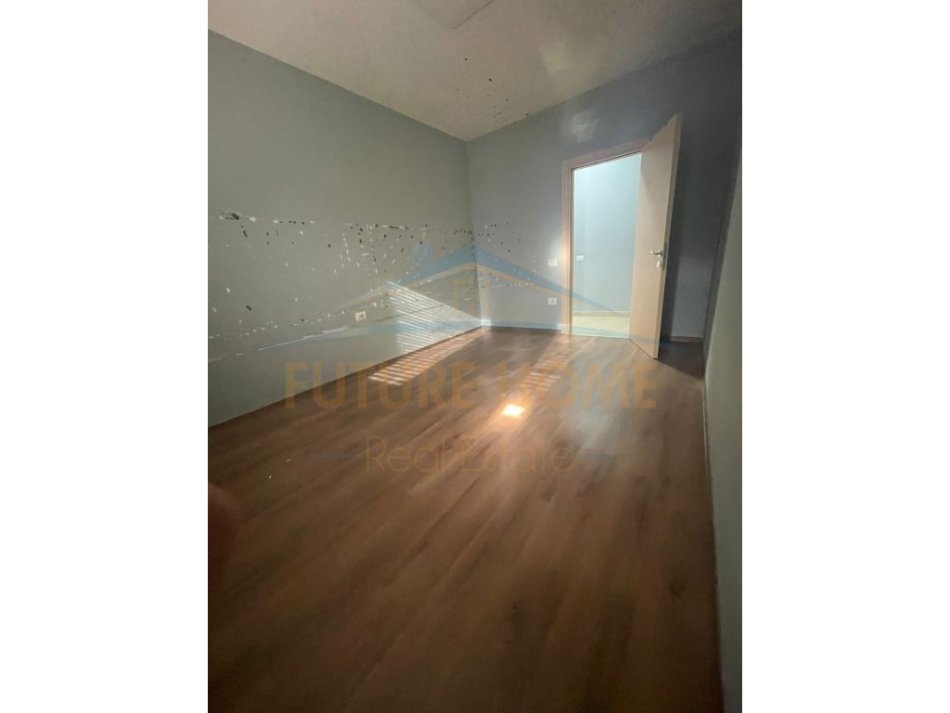 jepet me qera ambjent biznesi , 101 m² 400 € (Kinostudio)