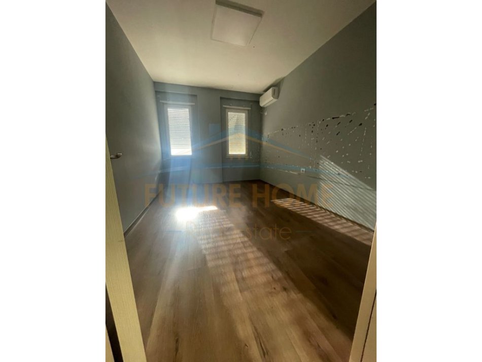 jepet me qera ambjent biznesi , 101 m² 400 € (Kinostudio)