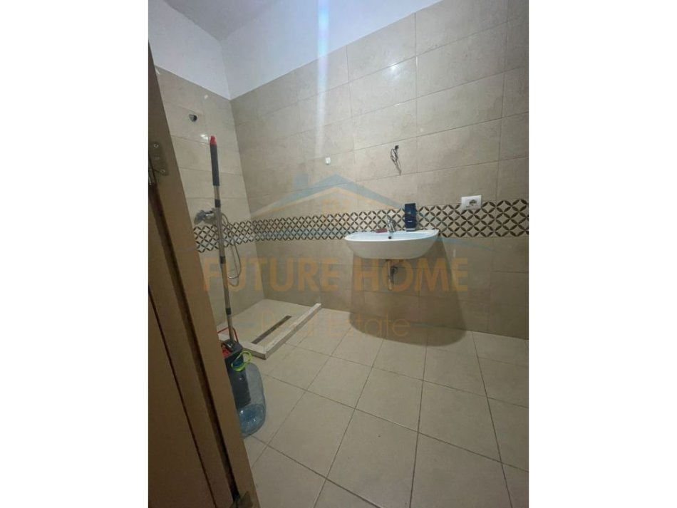jepet me qera ambjent biznesi , 101 m² 400 € (Kinostudio)