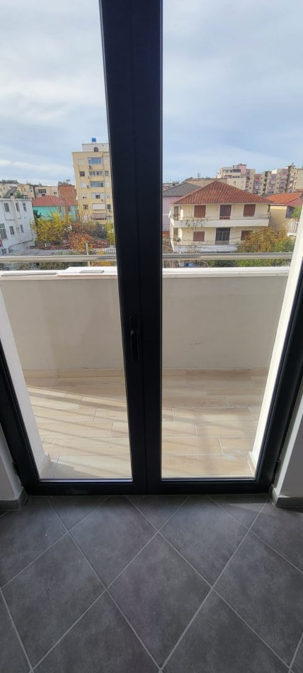 Tirane, jepet me qera ambjent 92 m² 750 Euro
