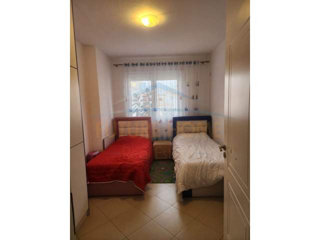 Tirane, jepet me qera apartament 2+1 Kati 4, 100 m² 420 Euro (Unaza e Re)