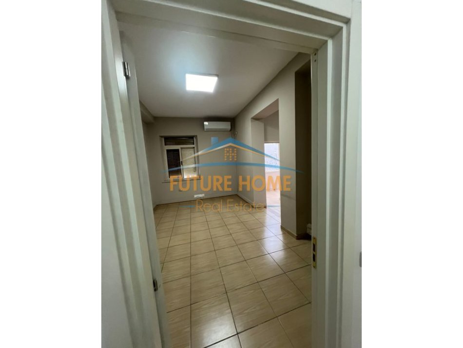 Tirane, jepet me qera zyre , Kati 2, 140 m² 1,500 € (Blloku)