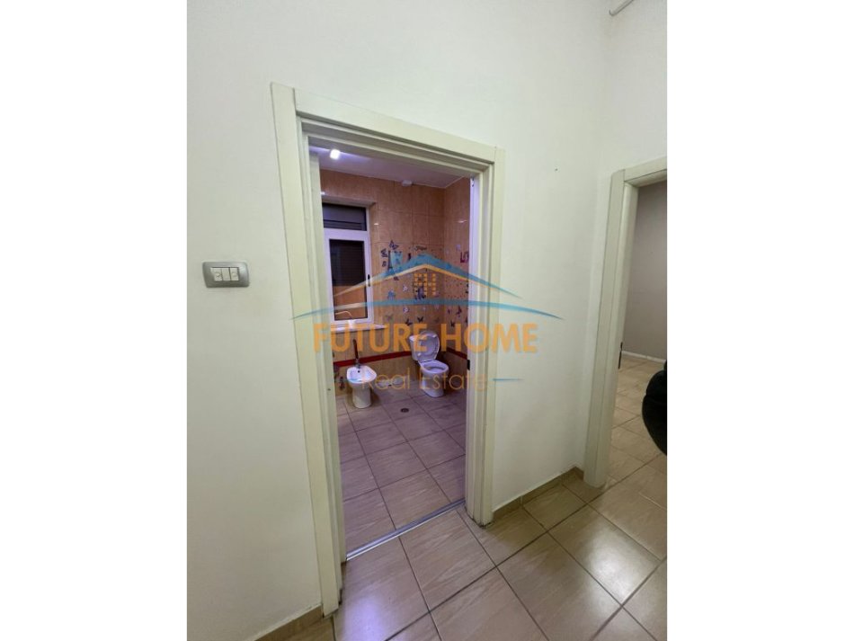 Tirane, jepet me qera zyre , Kati 2, 140 m² 1,500 € (Blloku)