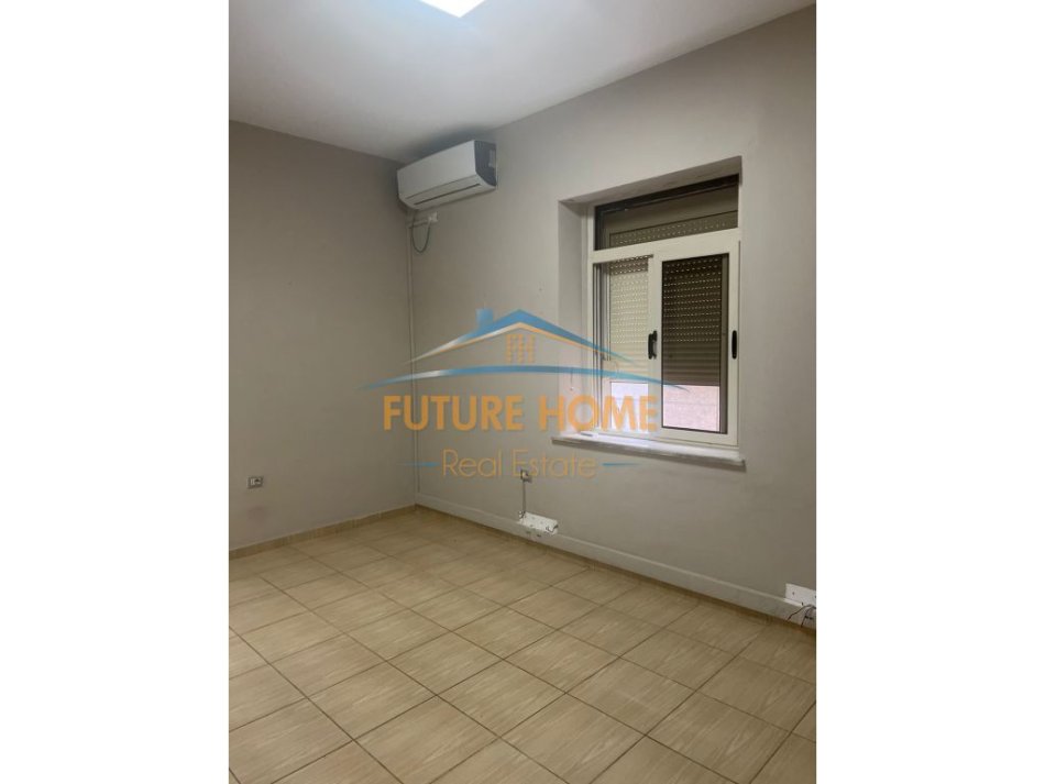 Tirane, jepet me qera zyre , Kati 2, 140 m² 1,500 € (Blloku)