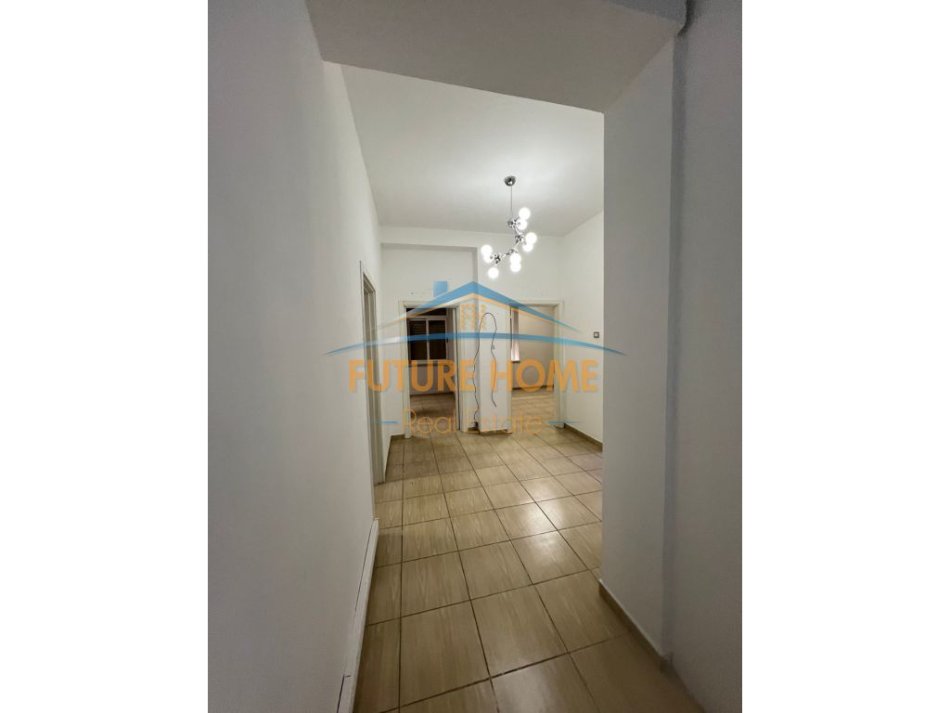 Tirane, jepet me qera zyre , Kati 2, 140 m² 1,500 € (Blloku)
