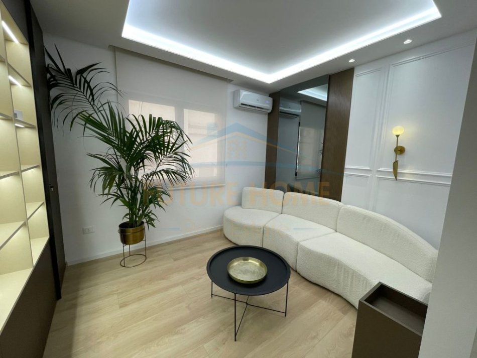 Tirane, shitet apartament 4+1 Kati 3, 130 m² 375.000 € (Bllok)