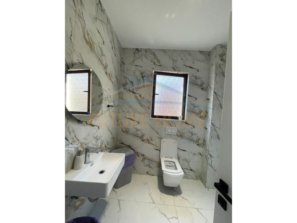 Tirane, shitet apartament 4+1 Kati 3, 130 m² 375.000 € (Bllok)