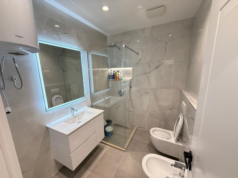 Tirane, jepet me qera apartament 1+1 Kati 5, 60 m² 700 € (fusha aviacionit)