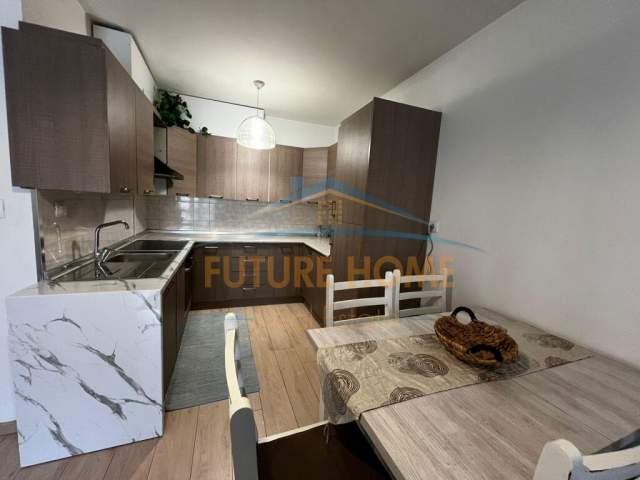 Tirane, jepet me qera apartament 2+1+A+BLK Kati 4, 115 m² 800 Euro (KOMUNA E PARISIT)