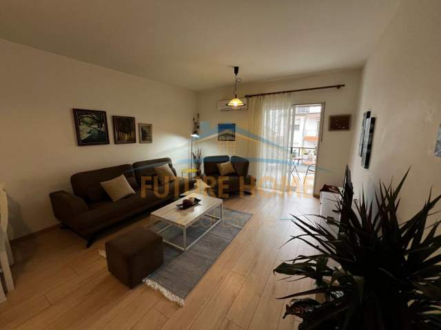 Tirane, jepet me qera apartament 2+1+A+BLK Kati 4, 115 m² 800 Euro (KOMUNA E PARISIT)