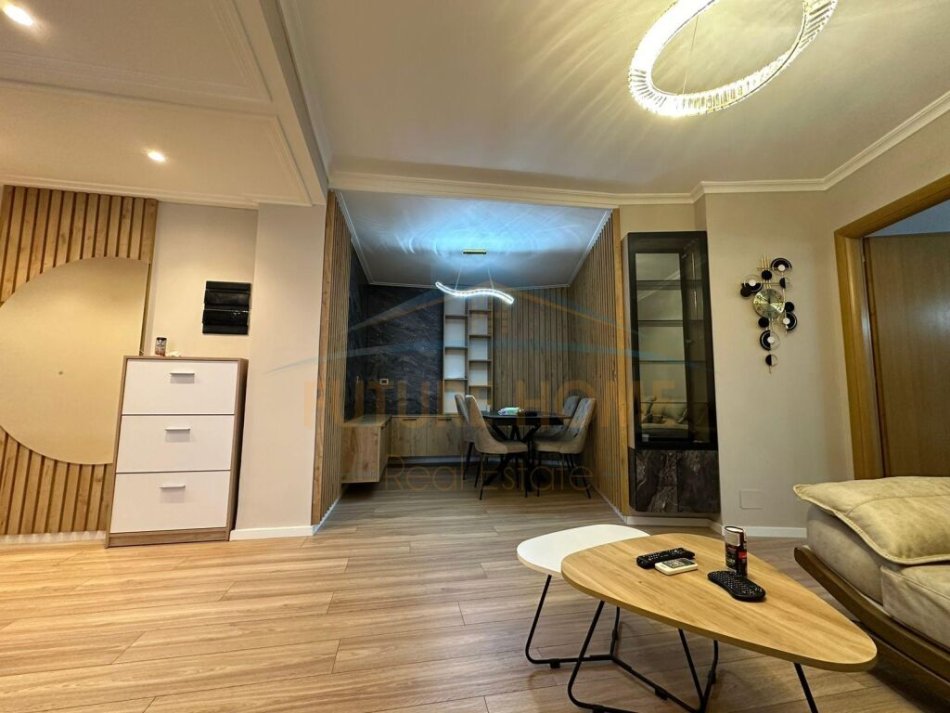 Shitet, Apartament 2+1+2, Myslym Shyri, Tiranë.