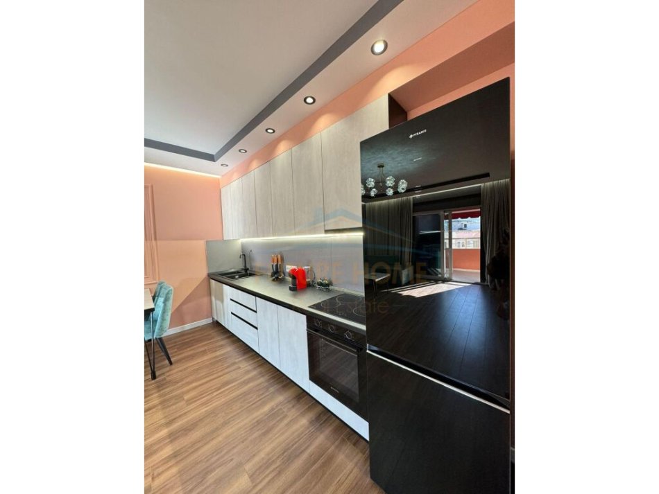 Shitet, Apartament 2+1+2, Komuna e Parisit, Tiranë.