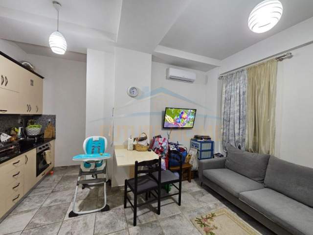 Tirane, jepet me qera apartament 1+1+BLK Kati 3, 65 m² 450 Euro (Kontakti, 21 Dhjetori)