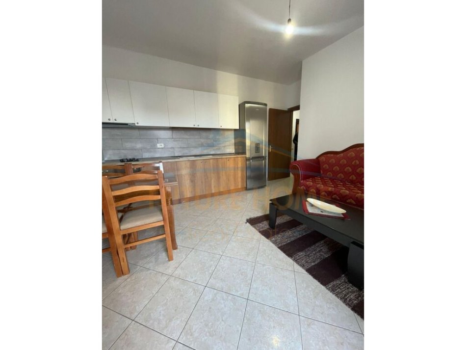 Tirane, jepet me qera apartament 1+1 Kati 3, 57 m² 300 € (Fresku)