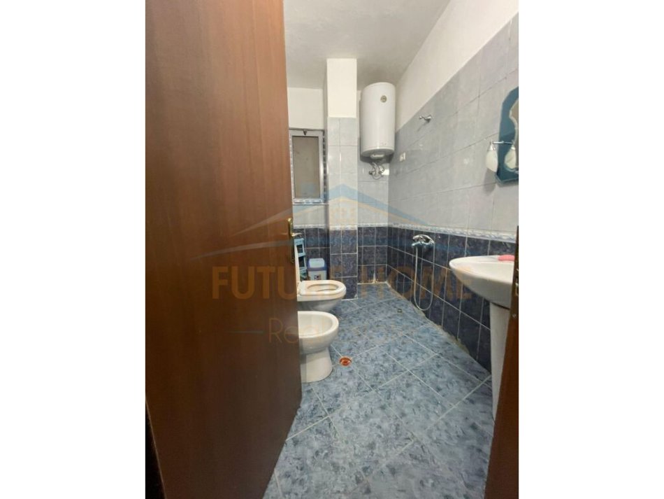 Tirane, jepet me qera apartament 1+1 Kati 3, 57 m² 300 € (Fresku)