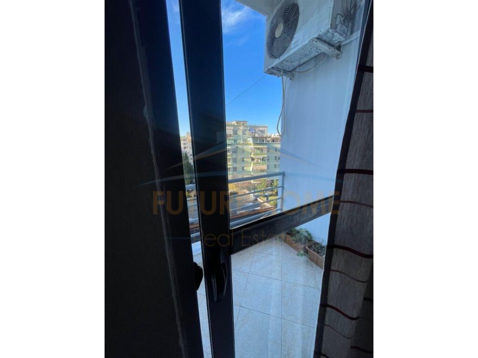 Tirane, jepet me qera apartament 1+1 Kati 3, 57 m² 300 € (Fresku)