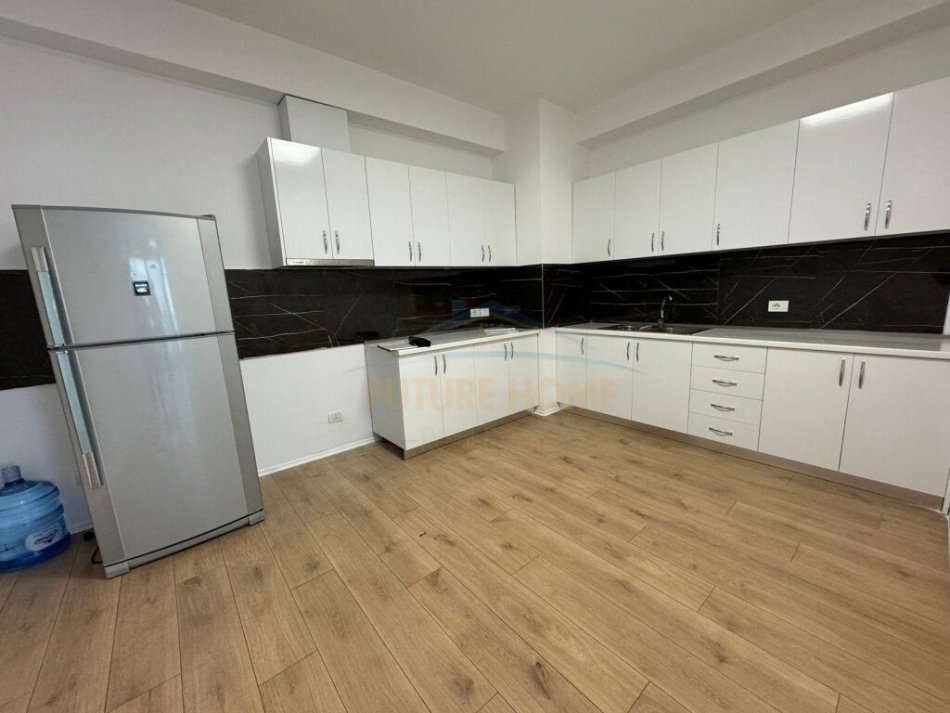 Tirane, jepet me qera Ambient Zyre , Kati 4, 114 m² 1.400 € (Bllok)