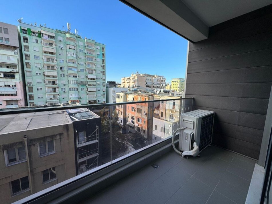Tirane, jepet me qera zyre Kati 4, 114 m² 1.400 € (Bllok)