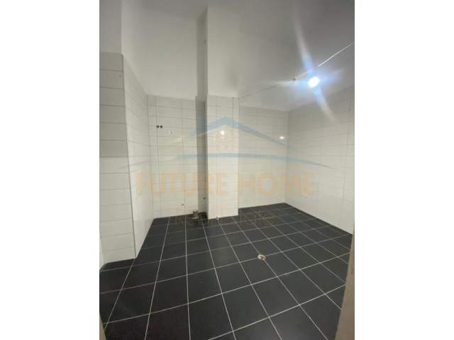 Tirane, jap me qera ambjent biznesi Kati 0, 119 m² 1.500 Euro (Rruga e Kavajes)