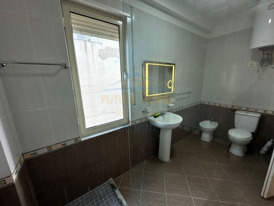 Tirane, shitet apartament 2+1 Kati 4, 96 m² 205.000 € (Liqeni i Thate)