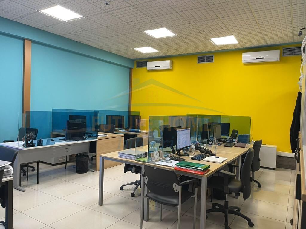 Shitet, Ambient Biznesi, Blloku, Tiranë.