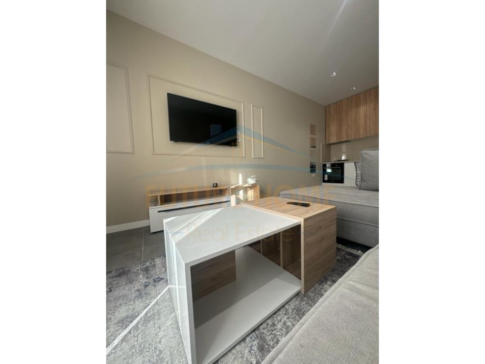 Shitet, Apartament 2+1 me Oborr, San Pietro, Gjiri i Lalzit, Durres.