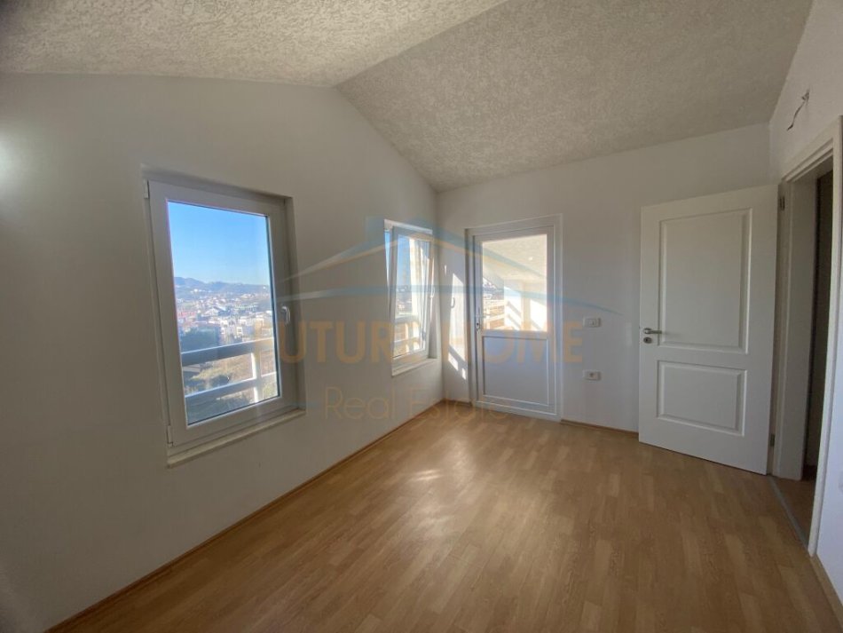 Tirane, jepet me qera Vile 4+1+Aneks+Ballkon Kati 0, 234 m² 1.100 € (teg)