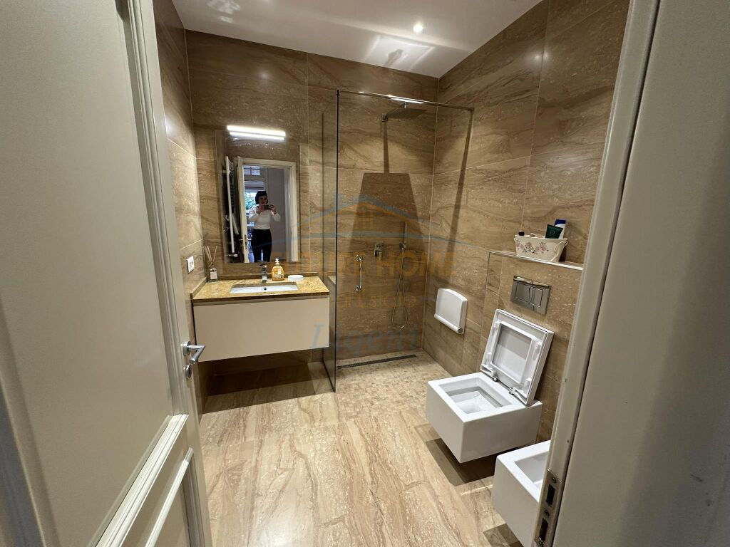 Shitet, Penthouse 3+1, Liqeni i Thate, Tirane.