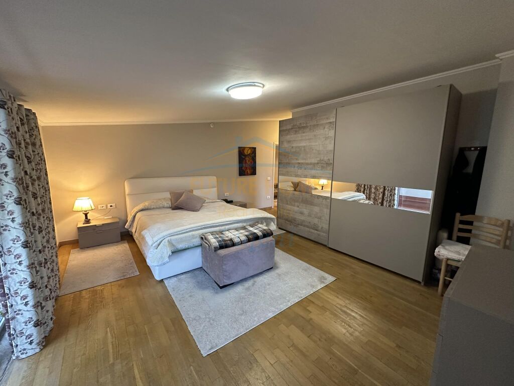 Shitet, Penthouse 3+1, Liqeni i Thate, Tirane.