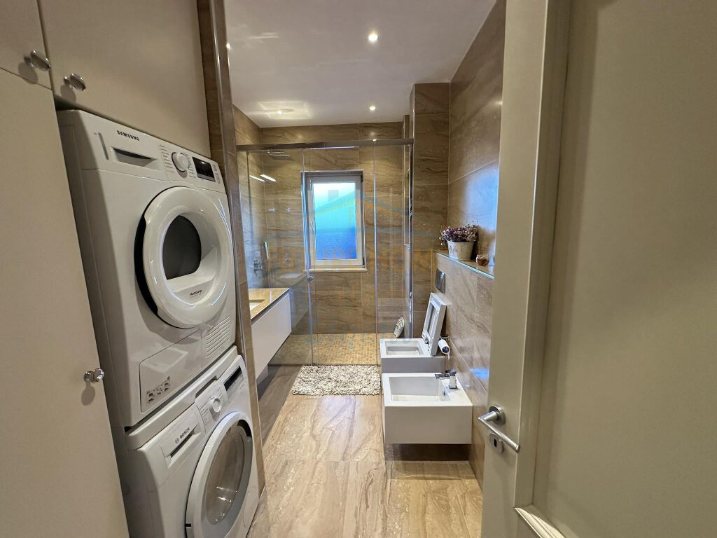 Shitet, Penthouse 3+1, Liqeni i Thate, Tirane.