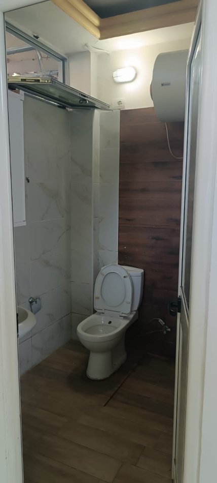 Tirane, jepet me qera apartament 1+1 Kati 1, 300 €