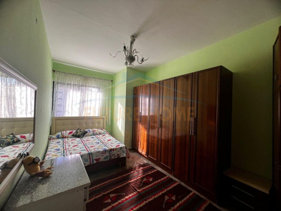 Durres, jepet me qera apartament 2+1 Kati 3, 250 € (Rruga Adria , prane Stacioni Trenit)