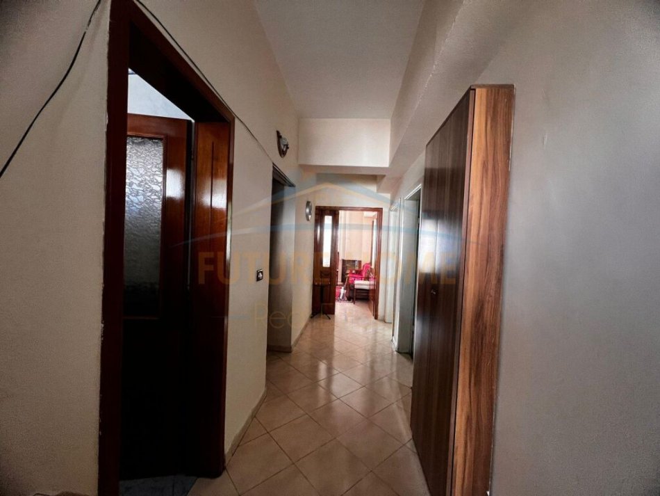 Durres, jepet me qera apartament 2+1 Kati 3, 250 € (Rruga Adria , prane Stacioni Trenit)
