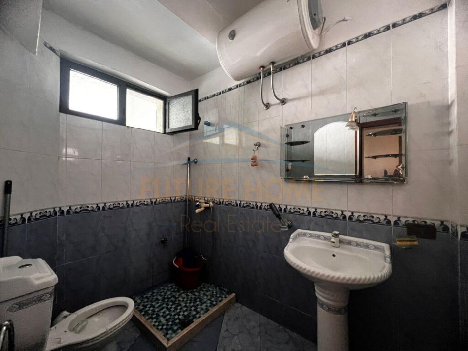 Durres, jepet me qera apartament 2+1 Kati 3, 250 € (Rruga Adria , prane Stacioni Trenit)