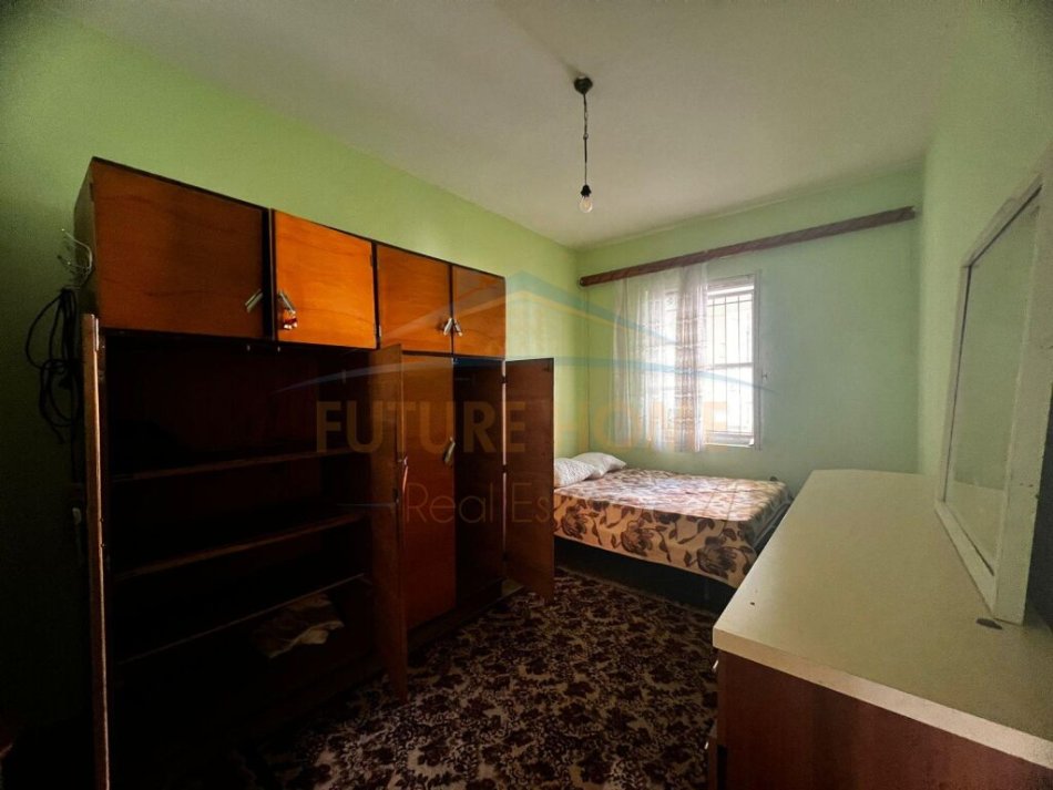 Durres, jepet me qera apartament 2+1 Kati 3, 250 € (Rruga Adria , prane Stacioni Trenit)