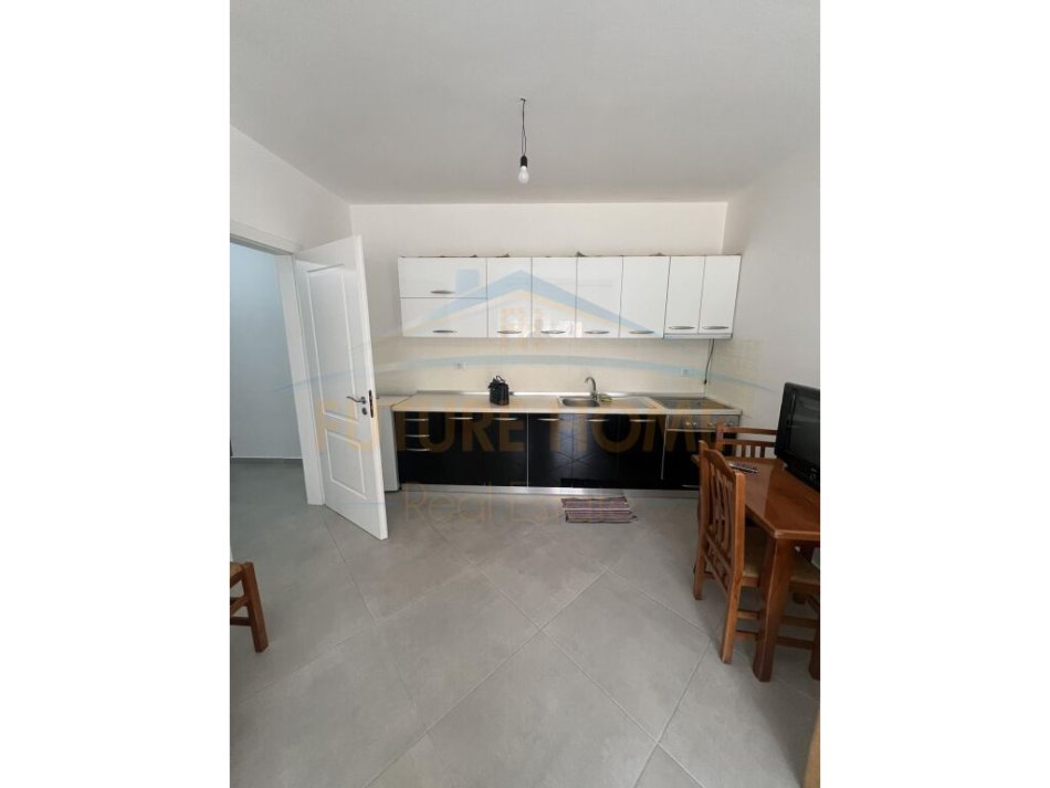 Tirane, jepet me qera apartament 1+1 Kati 2, 65 m² 400 € (Unaza e Re)