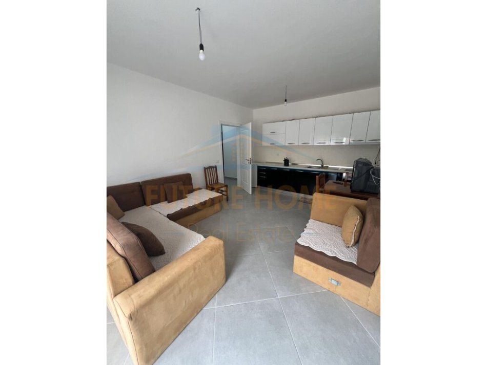Tirane, jepet me qera apartament 1+1 Kati 2, 65 m² 400 € (Unaza e Re)