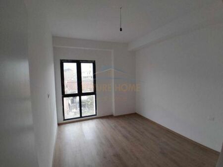 Qira, Ambient Biznesi, Kompleksi Arlis, Rruga e Dibrës. AREA37893
